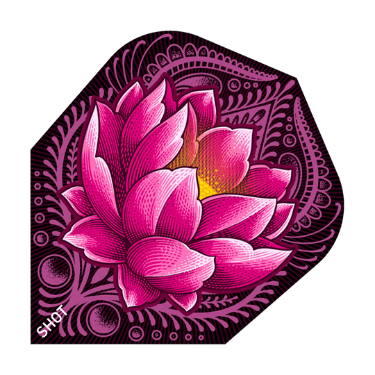 SF5432_Shot_ZEN_Juji_No6_Flights_1ROhONsnJ5lQn5 Das Bild zeigt ein Dart-Flight mit einem auffälligen pinken Lotusblumen-Design auf dunklem Hintergrund. In der unteren Ecke steht das Wort „SHOT“.