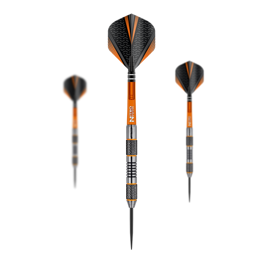 Red Dragon Amberjack 5 ocelových šipek - 24g Das Bild zeigt die Steeldarts "Red Dragon Amberjack 5" mit einem Gewicht von 24g. Die Darts sind überwiegend orange und schwarz mit silbernen Details gestaltet.