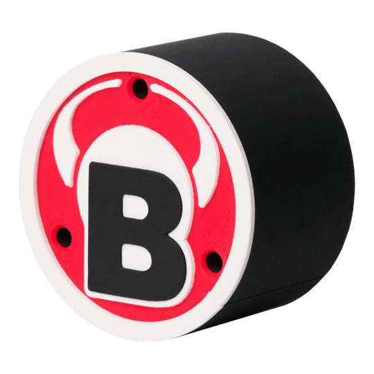 Bulls Darthalter Logo Rund Das Bild zeigt ein rundes schwarzes Produkt mit einem roten und weißen Logo auf der Vorderseite. In der Mitte des Logos befindet sich ein großes schwarzes "B" mit weißen Hörnern darüber.