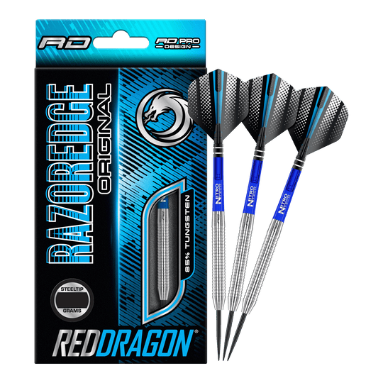 Red Dragon Razor Edge Original Steeldarts Das Bild zeigt eine Packung „Red Dragon Razor Edge Original Steeldarts - 24g“ und drei dazugehörige Dartpfeile. Die Verpackung ist hauptsächlich blau und schwarz gestaltet und hebt den Schriftzug „RAZOREDGE ORIGINAL“ sowie „85% TUNGSTEN“ hervor.