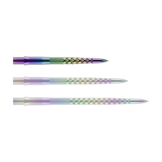 Puntas de dardos Mission Caliburn EVO - Ondulación - Coral Auf dem Bild sind drei bunte Steeldartspitzen mit einem geriffelten und gewellten Muster zu sehen. Sie liegen parallel nebeneinander auf einem grünen Hintergrund.