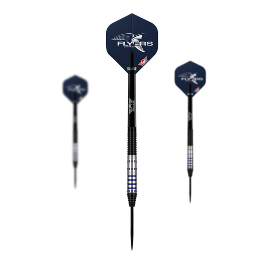 Dardos de acero Bulls NL Richard Veenstra 90 - 23 g Das Bild zeigt drei Steeldarts des Produkts "Bulls NL Richard Veenstra 90 Steeldarts - 23g". Die Darts haben silberne und schwarze Griffflächen sowie dunkelblaue Flights mit der Aufschrift "FLYERS".