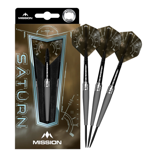 Ocelové šipky Mission Saturn Titan Das Bild zeigt das Produkt "Mission Saturn Titan Steeldarts" in seiner Verpackung. Neben der Verpackung sind drei Steeldarts mit dunklen Flights zu sehen.