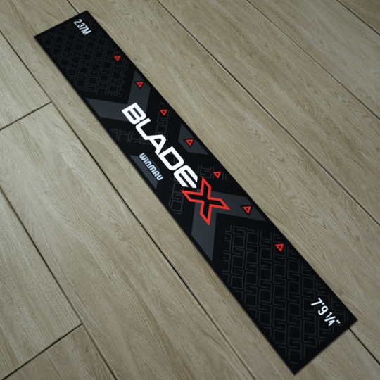 Vrhací šňůra Winmau Blade X Zu sehen ist die Winmau Blade X Abwurflinie. Sie hilft, die richtige Entfernung beim Werfen festzulegen.