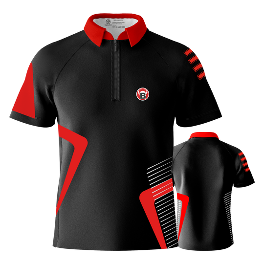 Bulls Team Dartshirt - Rot Das Bild zeigt ein schwarzes Dartshirt mit roten und weißen Akzenten. Das Shirt hat einen roten Kragen und das Bulls-Logo auf der Vorderseite.