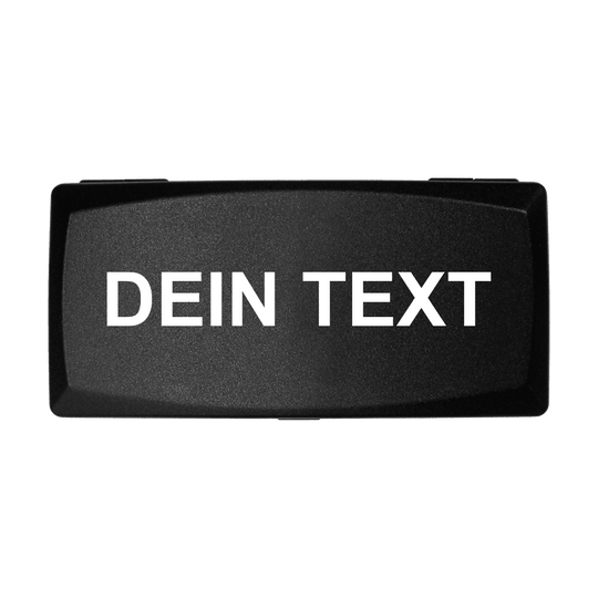 MD-ABS-Schwarz_W_Bedruckte_ABS_Box_Wunschtext_Schwarz_1 Auf dem Bild ist eine schwarze Box mit weißer Aufschrift zu sehen. Der Text auf der Box lautet "DEIN TEXT".