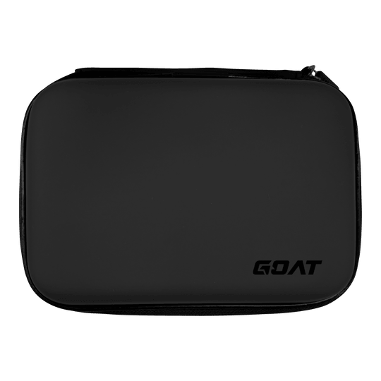 Portafoglio GOAT Locker XL Das Bild zeigt eine schwarze rechteckige Tasche mit abgerundeten Ecken. In der unteren rechten Ecke befindet sich das Logo mit der Aufschrift "GOAT".