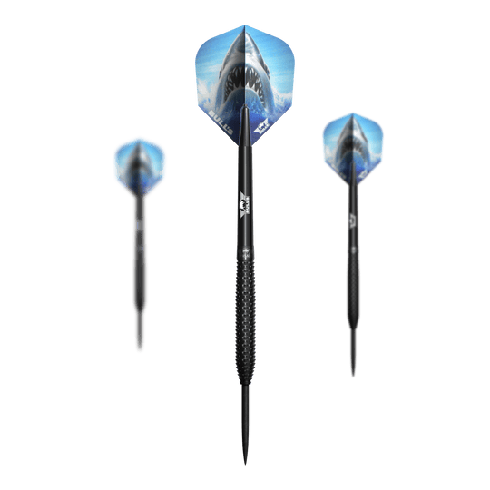 Bulls NL Shark Pro Black Steel Darts Das Bild zeigt drei schwarze Steeldarts mit dem Namen "Bulls NL Shark Pro Black Steeldarts". Die Flights der Darts sind mit dem Bild eines offenen Haifischmauls bedruckt.