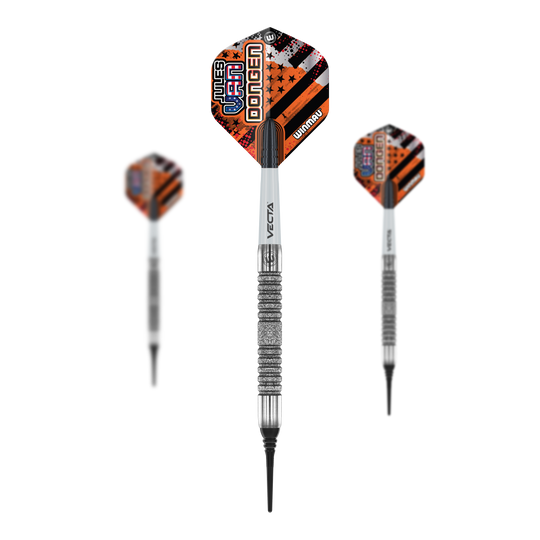 Dardos blandos Winmau Jules Van Dongen - 20g Das Bild zeigt drei Winmau Jules Van Dongen Softdarts mit einem Gewicht von 20g. Die Darts haben auffällige, orange-schwarze Flights und eine silberne, geriffelte Griffzone.