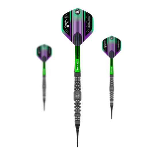 Freccette morbide con impugnatura atomizzata Winmau Simon Whitlock Das Bild zeigt drei Softdarts der Marke Winmau Simon Whitlock Atomised Grip. Die Darts haben grüne und lilafarbene Flights sowie einen strukturierten, silber-schwarzen Grip.