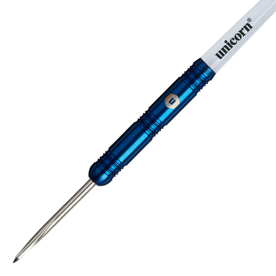 Dardos de acero paralelos Unicorn Prodigy 01 Auf dem Bild ist ein Steeldart der Marke „Unicorn Prodigy 01 Parallel“ zu sehen. Der Dart hat einen blauen Metallkörper und einen weißen Schaft mit dem Schriftzug „unicorn“.
