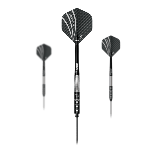 Bulls Challenger Arno Merk ocelové šipky - 22g Das Bild zeigt drei Steeldarts des Modells "Bulls Challenger Arno Merk" mit einem Gewicht von 22g. Die Pfeile haben schwarze Flights mit silbernen Akzenten und einen silber-schwarzen Schaft.