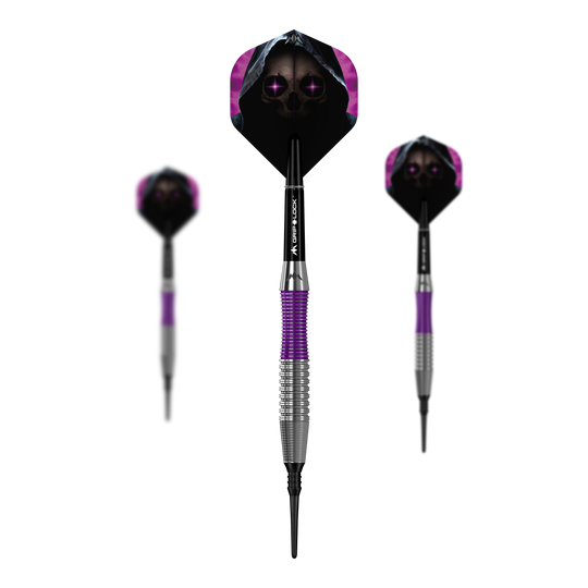 Šipky Mission Phantom Brass Soft - 18g Das Bild zeigt drei Softdarts des Modells "Mission Phantom Brass Softdarts - 18g". Die Darts haben einen silbernen und lila Griff sowie Flights mit einem Totenkopf-Motiv.