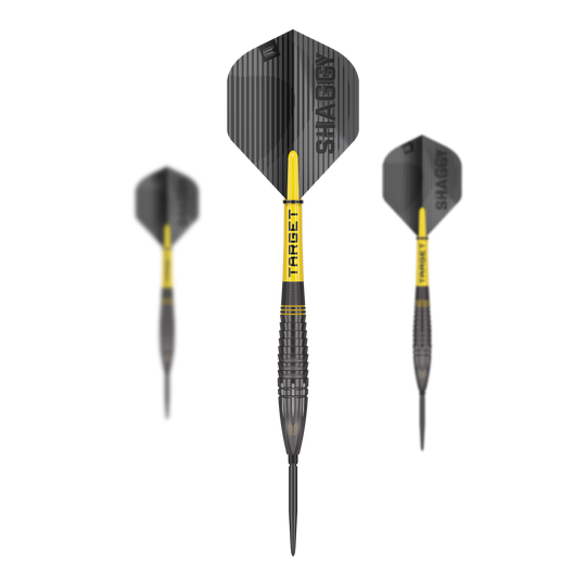 Dardos de acero Target Scott Williams Shaggy Black Swiss Point Das Bild zeigt drei Steeldarts des Modells "Target Scott Williams Shaggy Black Swiss Point". Die Darts sind überwiegend schwarz mit gelben Elementen und haben Flights mit der Aufschrift "SHAGGY".
