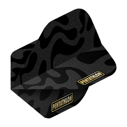 Das Bild zeigt das Produkt "Pentathlon RT Camo No2 Standard Flights". Die Flight hat ein schwarzes Camouflage-Muster und das Pentathlon-Logo in Gelb.