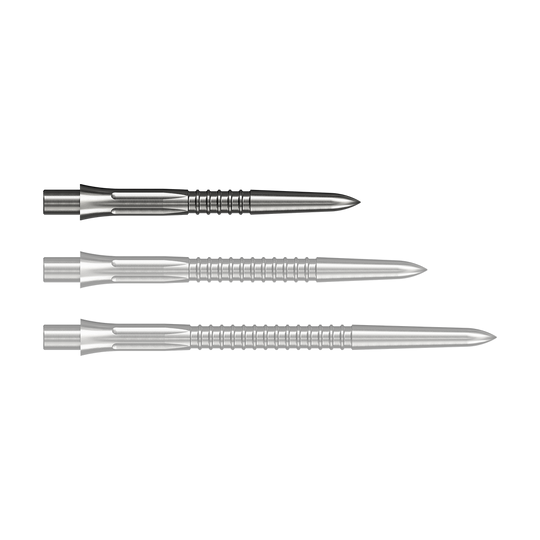 Das Bild zeigt Steeldartspitzen in Silber mit einer Länge von 26 mm. Einzelne Spitzen sind gut erkennbar dargestellt.