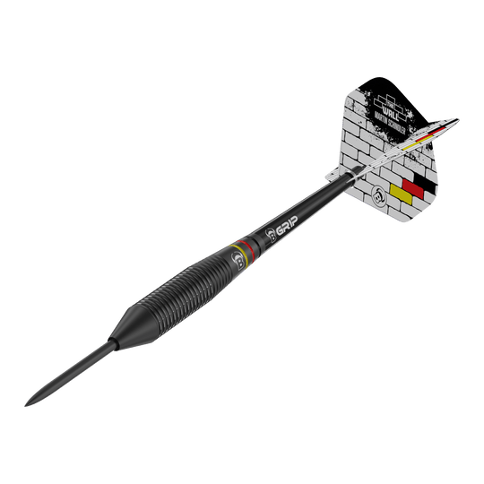 Býci Martin Schindler The Wall Černé mosazné ocelové šipky Auf dem Bild ist ein schwarzer Steeldart mit der Aufschrift "Bulls Martin Schindler The Wall Black Brass Steeldarts" zu sehen. Die Flights zeigen ein Ziegelsteinmuster mit Schwarz-Rot-Goldenen Akzenten.