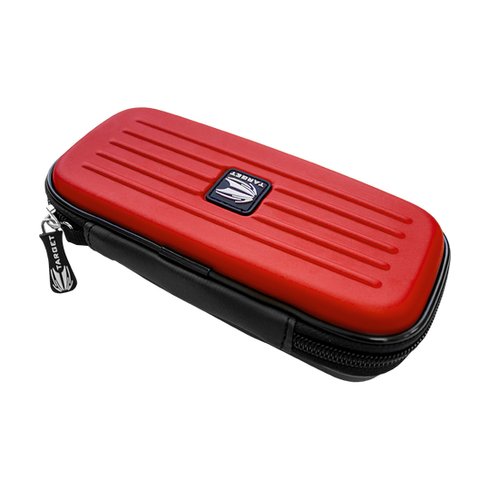 125821_Target_Takoma_Dartwallet_Rot_2 Das Bild zeigt das Produkt "Target Takoma Dartwallet", ein Etui für Dartzubehör. Es hat eine rote, harte Außenschale mit einem Reißverschluss und dem Target-Logo auf der Oberseite.