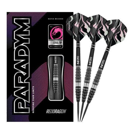Das Bild zeigt die Red Dragon Paradym Torpedo Steeldarts zusammen mit ihrer Verpackung. Die Darts haben ein schwarz-silbernes Design und sind für Präzision und Langlebigkeit bekannt.