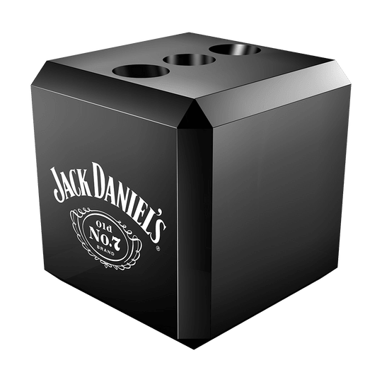 JD7019_Mission_Jack_Daniels_W-rfel_Darts_Display_1 Das Bild zeigt einen schwarzen Würfel mit dem Jack Daniel's Logo darauf. Oben auf dem Würfel befinden sich drei runde Öffnungen zur Aufbewahrung von Darts.