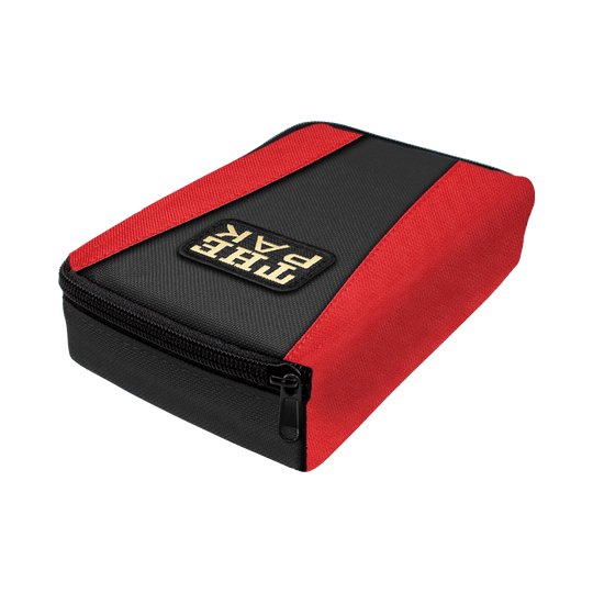 703_The_Pak_Multi_Dartcase_Rot_Schwarz_2 Die Abbildung zeigt das Produkt "The Pak Multi Dartcase - Rot Schwarz". Das Dartcase ist überwiegend schwarz mit roten Seiten und einem Reißverschluss.