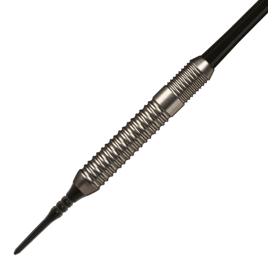100540_Target_Adrian_Lewis_Silver_Jackpot_Softdarts_2 Das Bild zeigt den Target Adrian Lewis Silver Jackpot Softdart mit einem Gewicht von 18 Gramm. Der Dartpfeil hat eine silberne, gerillte Oberfläche und eine schwarze Kunststoffspitze.