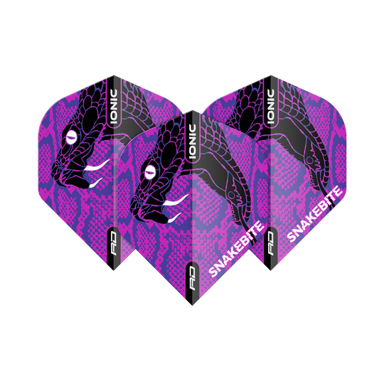 TF6570_Red_Dragon_Hardcore_Ionic_Snakebite_Purple_Head_Standard_Flights_1M5Gepr9rFyyhg Das Bild zeigt drei Dart-Flights mit einem auffälligen lila-schwarzen Schlangenkopf-Design. Auf den Flights stehen die Wörter "IONIC" und "SNAKEBITE".
