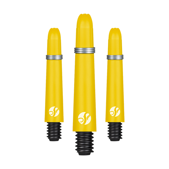 Shot Koi Carbon Shafts - Gelb Das Bild zeigt drei gelbe Dartschäfte mit schwarzem Gewinde und silbernem Ring. Sie stehen nebeneinander aufrecht in unterschiedlichen Längen.