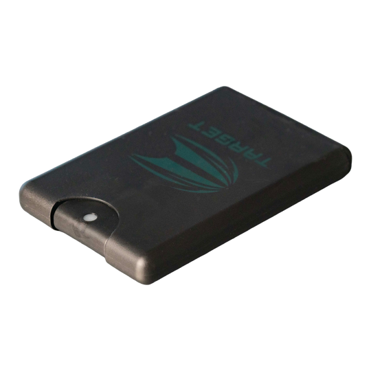 Sada pro servis šipek Target Das Target Dart Servicing Kit ist auf diesem Bild zu sehen. Es enthält verschiedene Werkzeuge für Dartspieler.