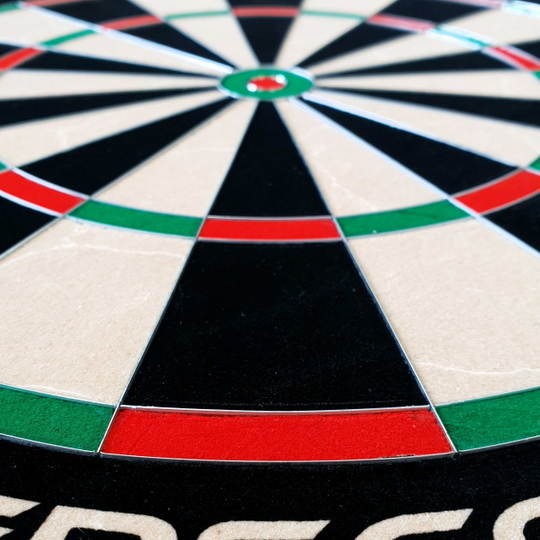 Diana de acero GOAT Everscore Das Bild zeigt ein GOAT Everscore Steeldartboard aus nächster Nähe. Die farbigen Felder und der Mittelpunkt sind deutlich erkennbar.