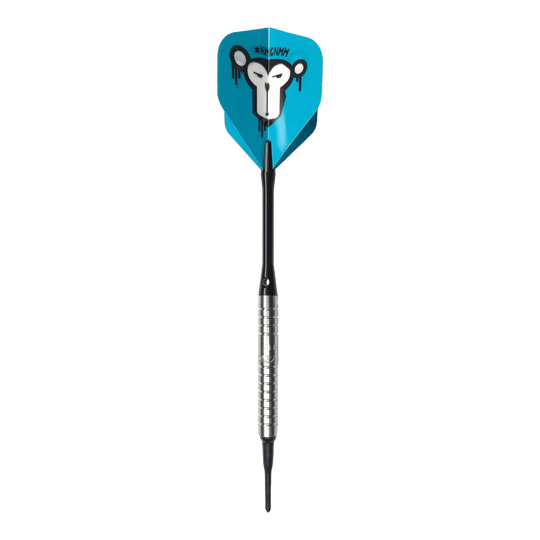 Dardos blandos McDart 85 Tungsteno V15 - 16,5 g Der McDart 85er Tungsten V15 Softdart wiegt 16,5g und hat ein silbernes, geriffeltes Barrel. Die Flights sind blau und zeigen das Bild eines stilisierten Affengesichts.