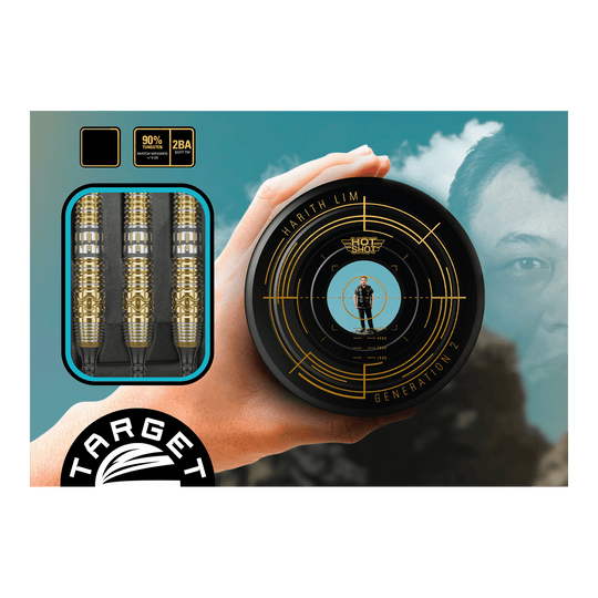 Target Japan Hot Shot GEN2 Soft Darts - 19g Das Bild zeigt die Target Japan Hot Shot GEN2 Softdarts mit einem Gewicht von 19g. Drei goldfarbene Darts sind in einer Box zu sehen, daneben wird ein rundes Behältnis mit einem Zielscheiben-Design präsentiert.