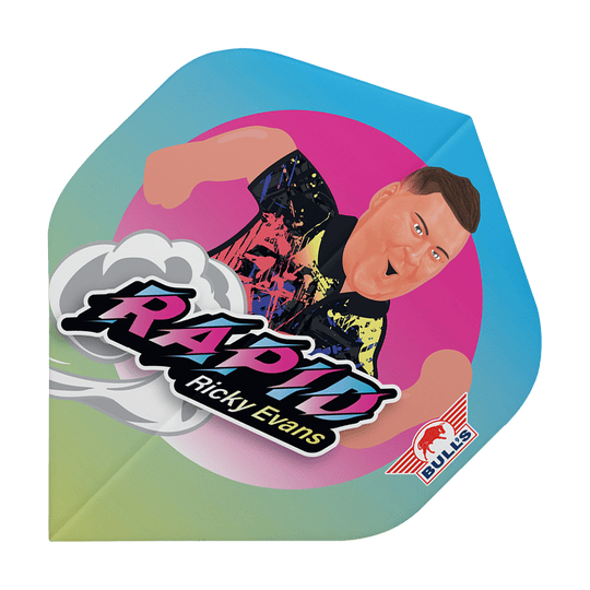 Bulls NL Player 100 Ricky Evans Cartoon No2 Standardní lety Das Bild zeigt ein Dartflight mit einer bunten Karikatur von Ricky Evans. Auf dem Flight steht „Rapid Ricky Evans“ und unten rechts befindet sich das Bulls-Logo.