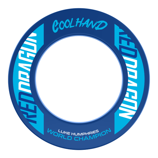 Obvod pro terč Red Dragon Luke Humphries, mistr světa Das Bild zeigt den "Red Dragon Luke Humphries World Champion Dartboard Surround" in Blau mit weißen und hellblauen Schriftzügen. Auf dem Produkt stehen die Wörter "Coolhand", "Red Dragon" und "Luke Humphries World Champion".