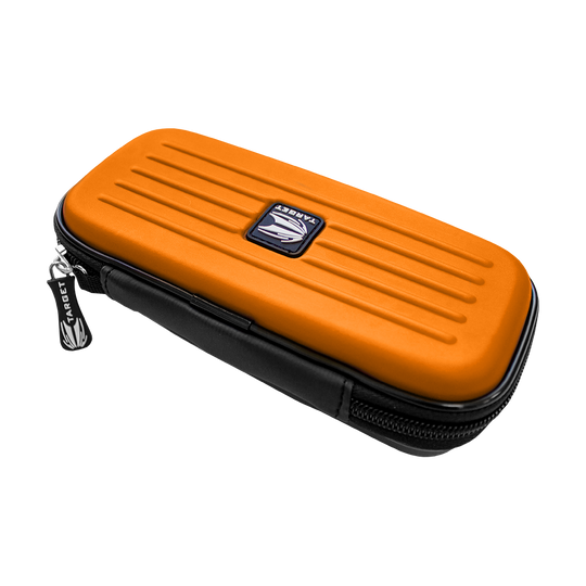 125823_Target_Takoma_Dartwallet_Orange_2 Das Bild zeigt ein orange-schwarzes Etui namens "Target Takoma Dartwallet". Es hat einen Reißverschluss und ein Logo auf der Oberseite.