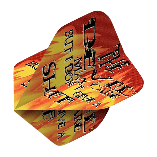 Das Bild zeigt ein Dart-Flight namens "Pentathlon The Devil May Care No2 Standard Flights". Das Design ist in Rot und Gelb gehalten und zeigt auffällige Schriftzüge sowie Flammenmotive.