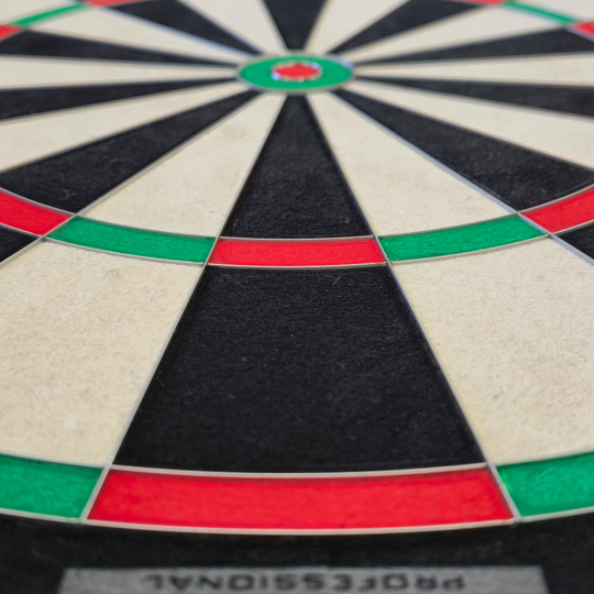 Diana de acero Harrows Fortis Harrows Fortis Steeldartboard ist ein Steeldartboard für Dartspieler. Dieses Produkt ist ideal für Präzision und Haltbarkeit beim Dartspiel.