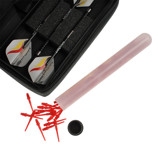 705_McDart_Tasche_Klein_6X76kcmLiHHgN1 Die Abbildung zeigt das Produkt "McDart Tasche Klein - Camo" mit Dartpfeilen in einer Schutztasche. Daneben liegen rote Ersatzspitzen, die aus einer kleinen Röhre herausgefallen sind.