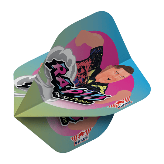 Bulls NL Player 100 Ricky Evans Cartoon No2 Standardní lety Das Bild zeigt das Produkt "Bulls NL Player 100 Ricky Evans Cartoon No2 Standard Flights" mit einer bunten Cartoon-Grafik von Ricky Evans. Auf dem Flight sind außerdem der Schriftzug "RAPID Ricky Evans" und das Bulls-Logo zu sehen.