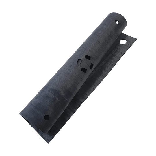 GMLD1_L-wen_Dart_Ersatzteil_Gummimatte_2 Das Bild zeigt eine schwarze Gummimatte mit mehreren Aussparungen und Löchern. Es handelt sich um das Original-Ersatzteil "Löwen Dart Gummimatte".