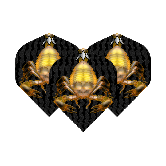 Standardní lety Mission Solo Scorpion No2 Das Bild zeigt drei Dart-Flights mit einem auffälligen Skorpion-Design auf schwarzem Hintergrund. Die Flights sind Teil des Produkts "Mission Solo Scorpion No2 Standard Flights".