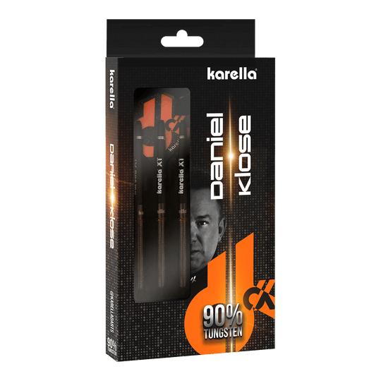 Karella Daniel Klose dardos suaves Auf dem Bild ist die Verpackung der „Karella Daniel Klose Softdarts“ zu sehen. Die Darts bestehen zu 90 % aus Tungsten und werden in einer schwarzen, auffällig gestalteten Box präsentiert.