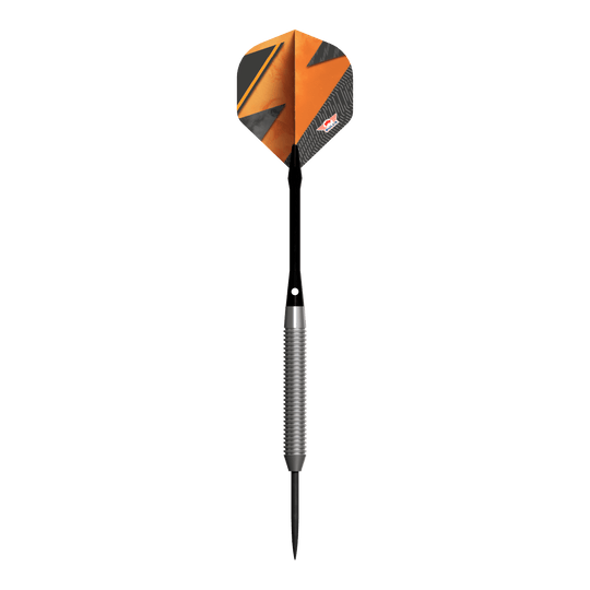 Dardos de acero naranja Bulls NL Lightning Das Bild zeigt den Steeldart "Bulls NL Lightning Orange" mit einer auffälligen orangenen und schwarzen Flight. Der Schaft ist silberfarben und geriffelt, während die Dartspitze schwarz ist.