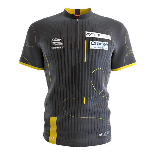 Target Coolplay Collarless Scott Williams Dartshirt Das Bild zeigt ein kurzärmliges Dartshirt ohne Kragen in dunklem Grau mit gelben Akzenten. Auf dem Shirt befinden sich Sponsorenlogos sowie dezente Musterlinien.