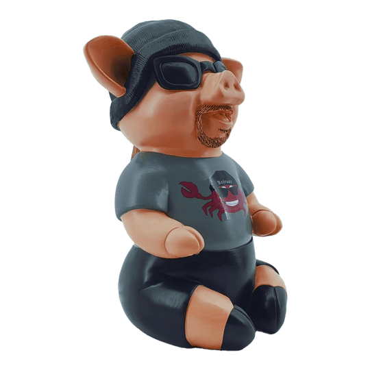 Markus Krebs Phrase Pig Das Bild zeigt das Produkt "Markus Krebs Phrasenschwein". Die lustige Figur ist als Schwein gestaltet und trägt Sonnenbrille, Mütze und T-Shirt.