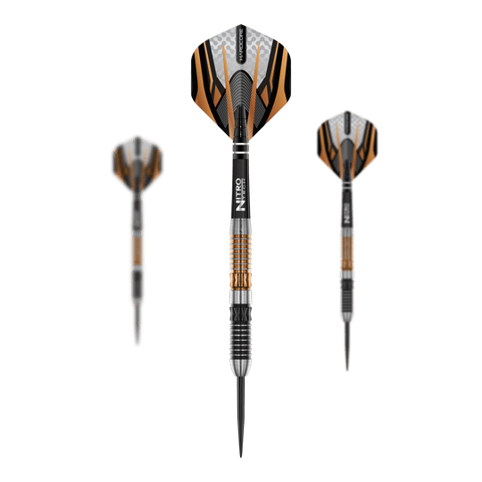 Ocelové šipky Red Dragon Panterra Das Bild zeigt drei Red Dragon Panterra Steeldarts mit auffälligem Design in Schwarz, Silber und Gold. Die Darts haben eine spitze Metallspitze und strukturierte Griffringe am Schaft.