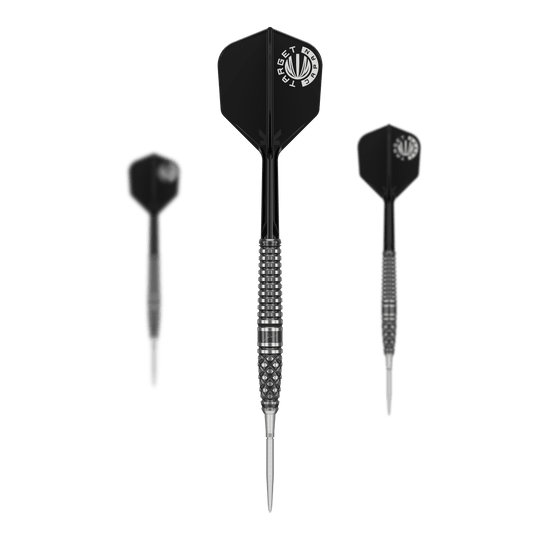 Target Japan Paul Lim The Legend GEN8 Swiss Point Steeldarts - 24g Das Bild zeigt drei Steeldarts des Produkts „Target Japan Paul Lim The Legend GEN8 Swiss Point – 24g“. Die Darts haben schwarze Flights und ein silbernes, strukturiertes Barrel-Design.