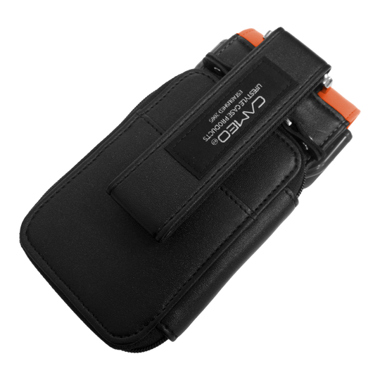 Cameo Garment 2.5 Dart Case Dies ist ein schwarzes Dart-Etui mit orangefarbenen Akzenten. Auf der Vorderseite befindet sich ein Aufnäher mit dem Markennamen "CAMEO".