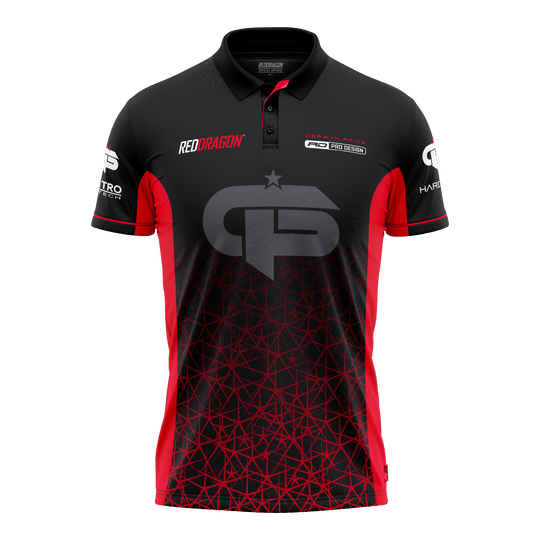 Red Dragon Gerwyn Price Red Tour Polo Dartshirt Das Bild zeigt ein schwarzes und rotes Dartshirt mit dem Namen "Red Dragon Gerwyn Price Red Tour Polo Dartshirt". Auf der Vorderseite sind Logos und ein großes GP-Emblem zu sehen.