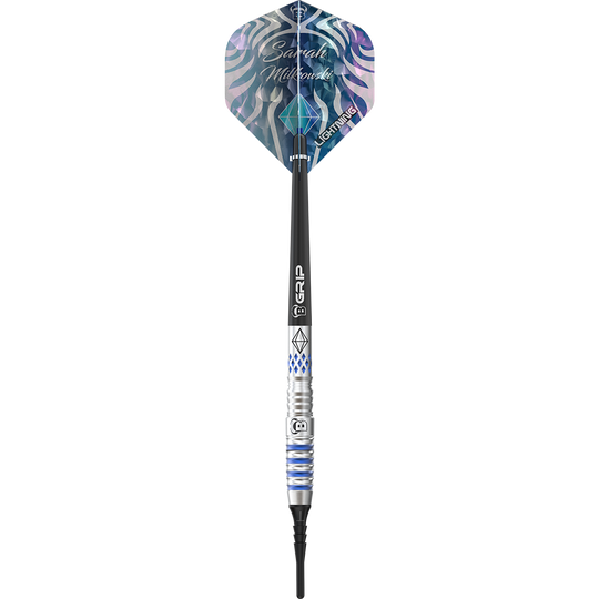 19740_Bulls_Sarah_Milkowski_Softdarts_1t3k7OvSzRlhon Das Bild zeigt einen Softdart namens "Bulls Sarah Milkowski Softdarts - 20g". Der Dart hat ein modernes Design mit silbernen und blauen Akzenten sowie einer gemusterten Flights.
